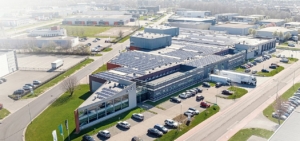 Panelen: Can. Solar 2500 x 360 Wp. Omvormer: SMA. Opbrengst installatie 765 MWh/jr.